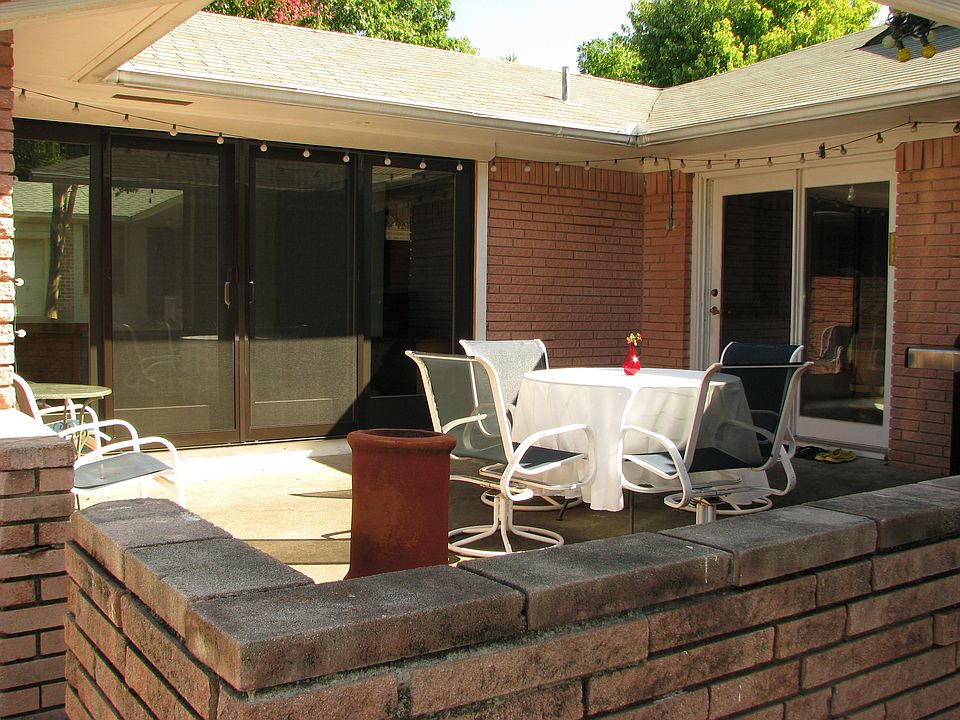 Private back patio/courtyard