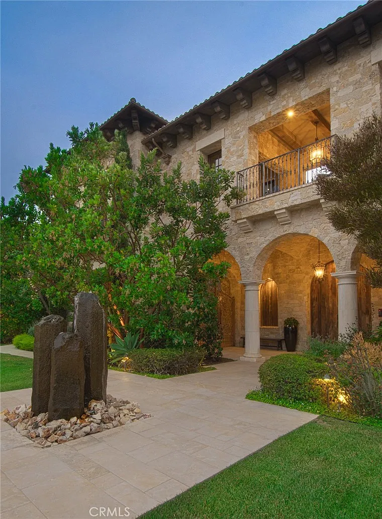 6 bed, 9.0 bath, 10640 sqft, $195,000 — Photo 2
