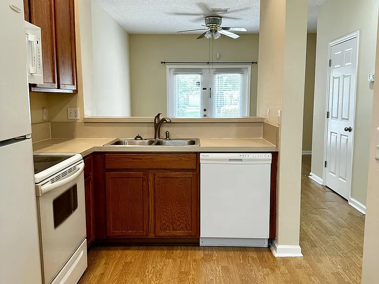 1496 Fieldview Dr — Photo 2