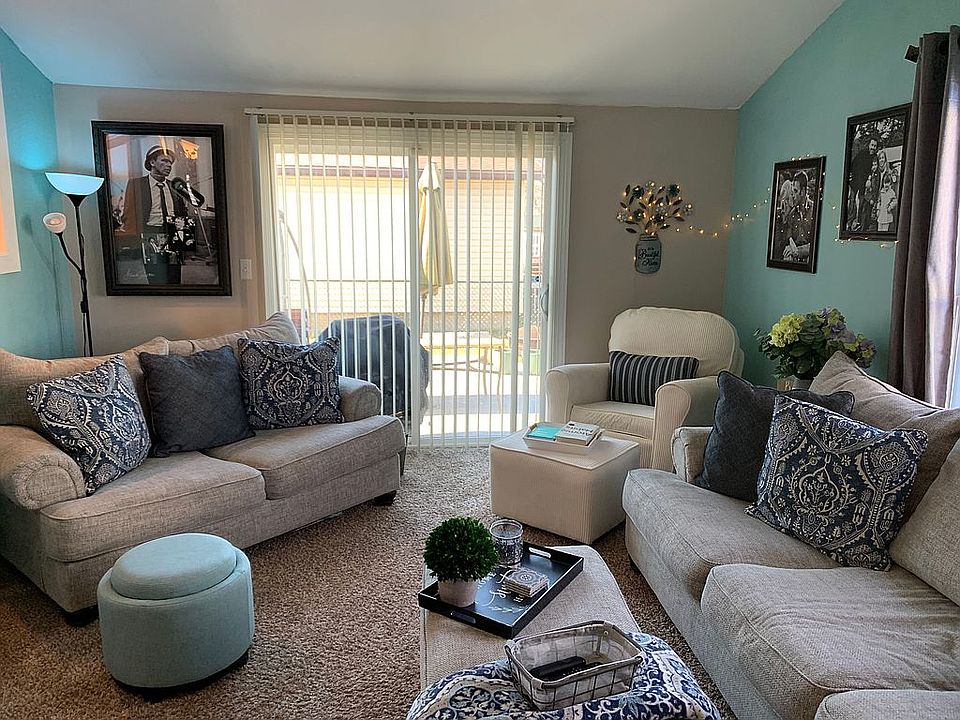 Large cozy family room w fp