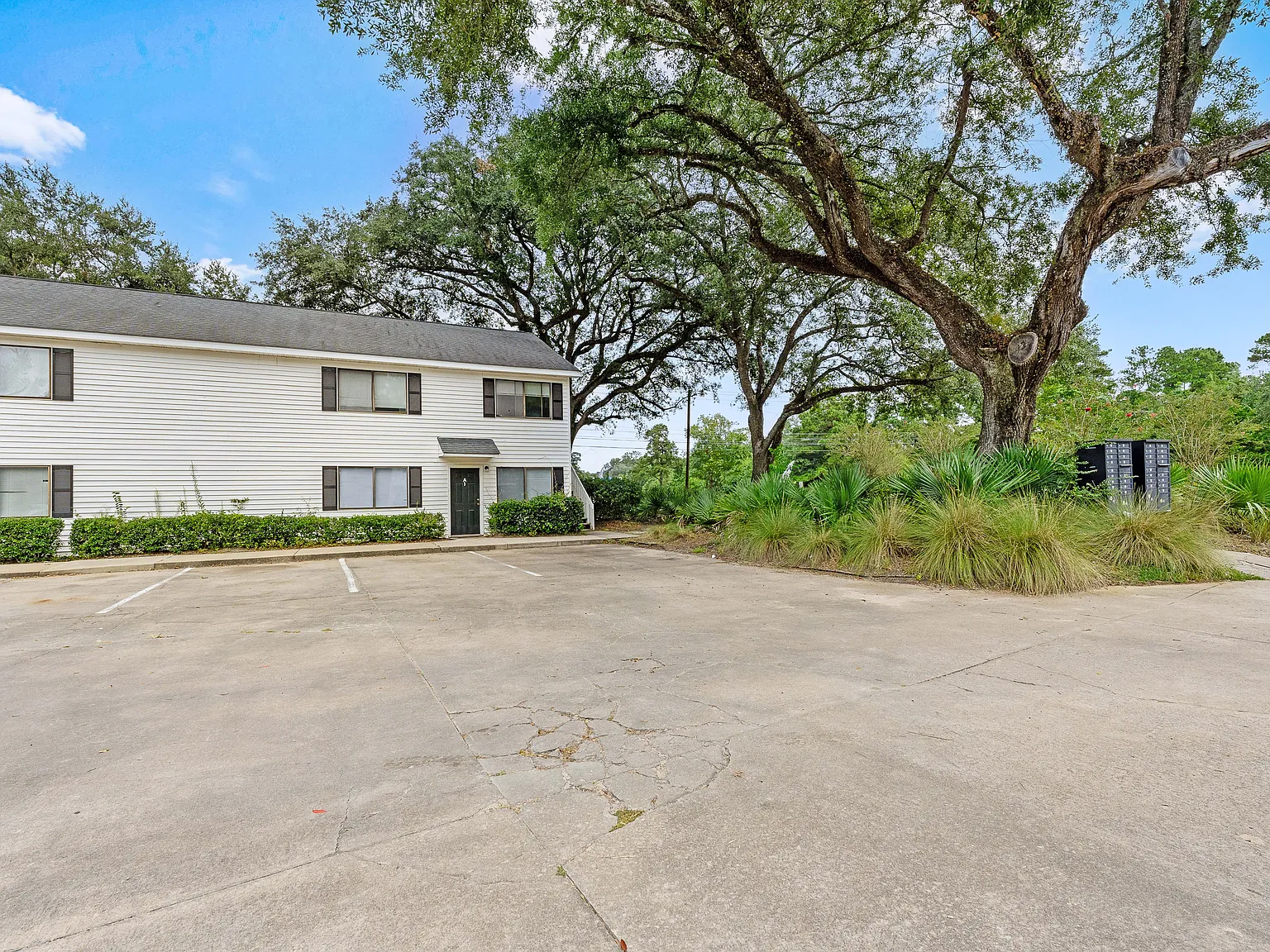 Central Oaks Apartments — Photo 3