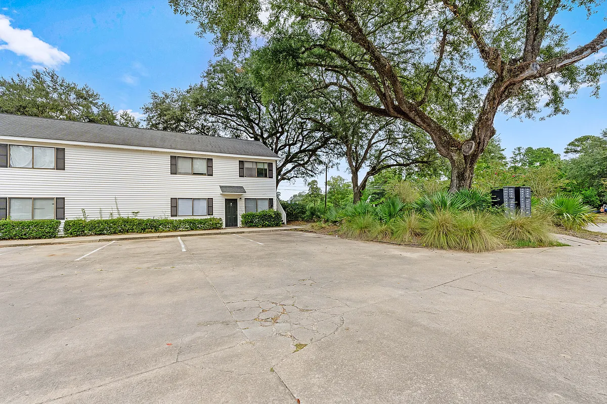 Building Photo - Central Oaks Apartments