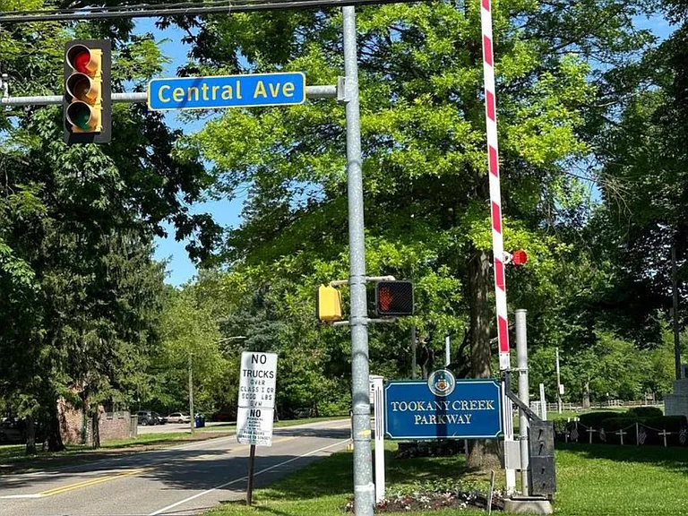 225 Old Soldiers Rd #B — Photo 38
