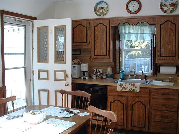 Eat-In-Kitchen