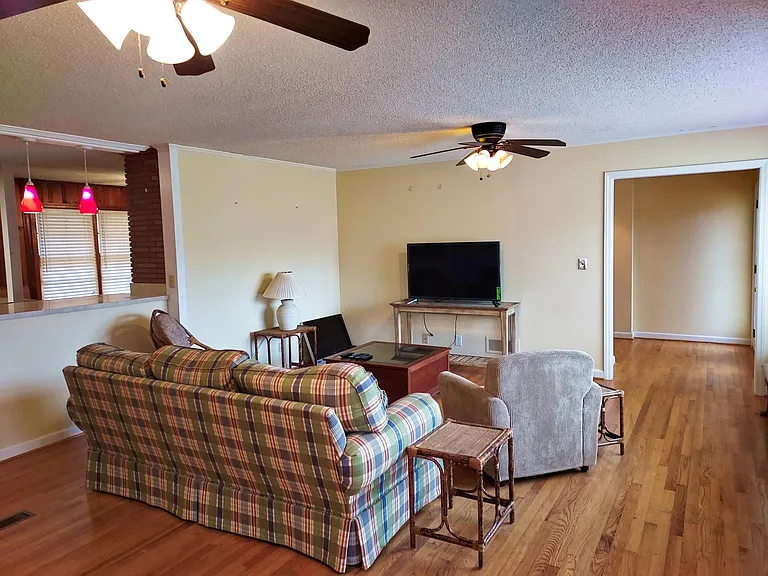 1316 Roberts St — Photo 15