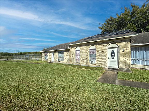 2nd image of 616 Travis St