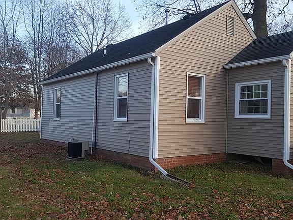 Sideview of the home from the street.
