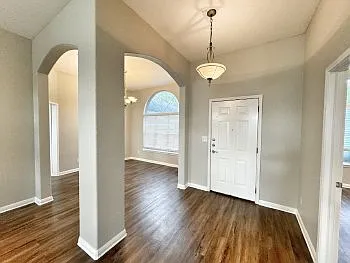 521 Woodlake Dr — Photo 3