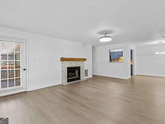 3rd image of 204 Berkeley Woods Dr