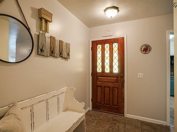 3rd image of 801 Mimosa St