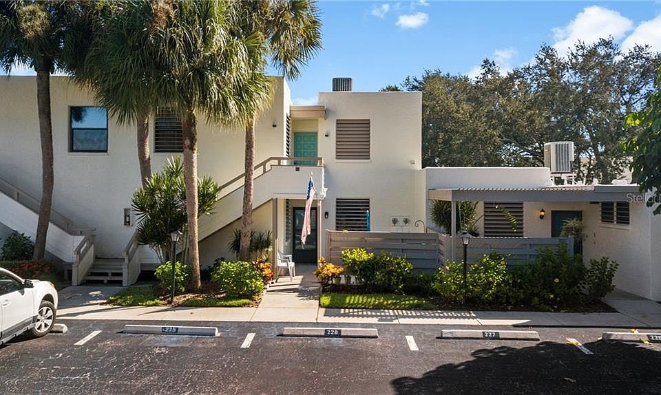 1st image of 227 Lakewood Dr #227