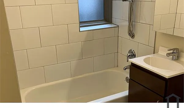3 bed, 900 sqft, $1,900 — Photo 2