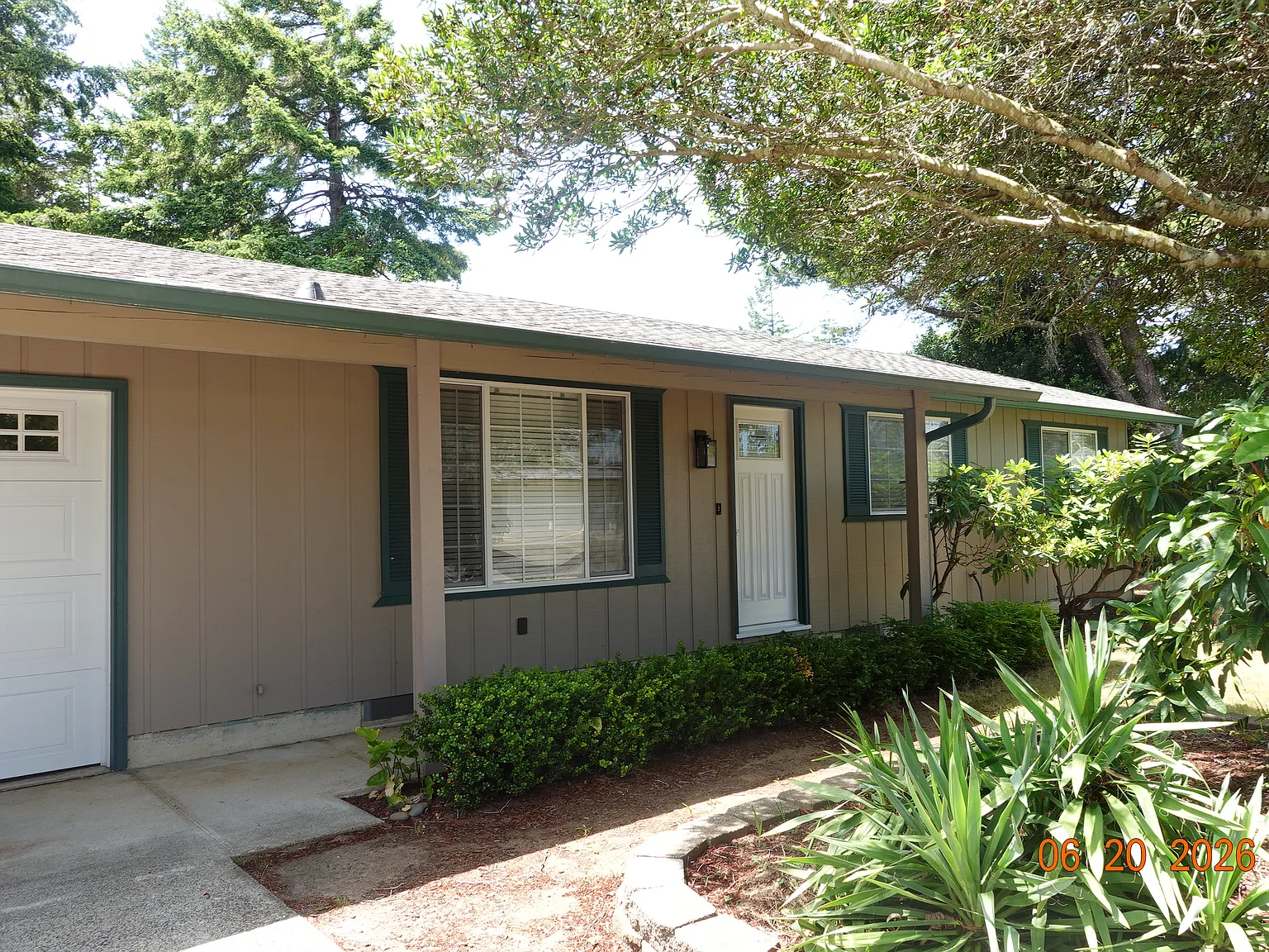 3 bed, 984 sqft, $2,100 — Photo 1