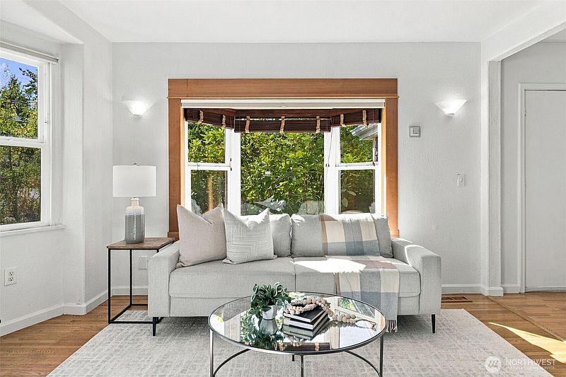 5th image of 4616 49th Avenue S