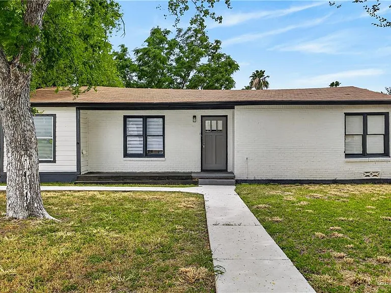 1704 Redwood Ave — Photo 1