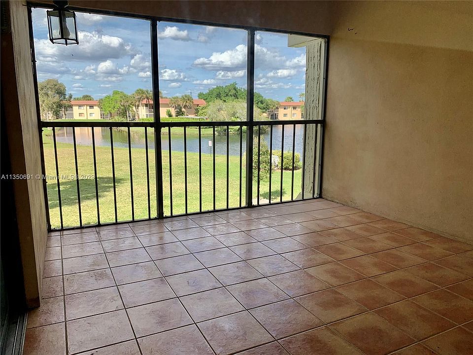 1st image of 220 Lakeview Dr APT 211