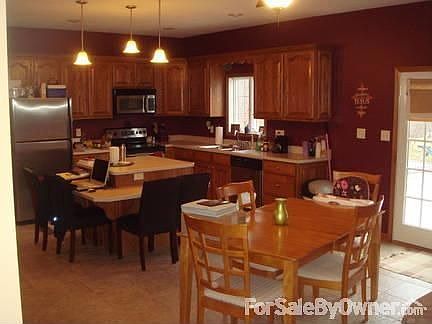 Kitchen/Dining area.
						:
						Tiled floors. Stainless steel appliances. Large pantry. Spice rack.
