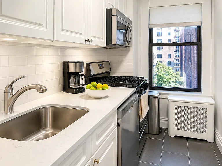 425 Riverside Dr #9B — Photo 5