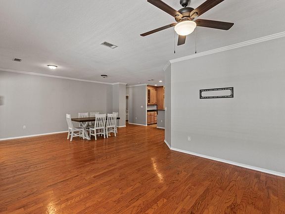 3rd image of 7 Edinburgh Cir