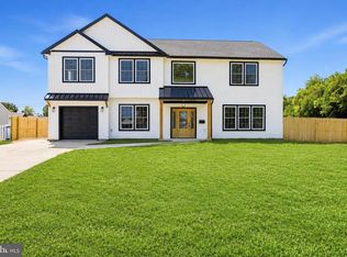 2 Schoolhouse Ln, Levittown, PA 19055