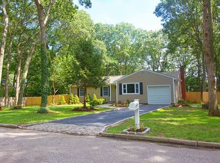 28 Wedgewood Ln, Miller Place, NY 11764