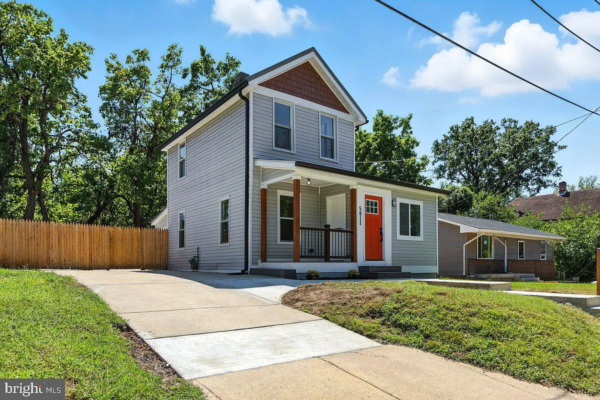5811 Dade St photo 1