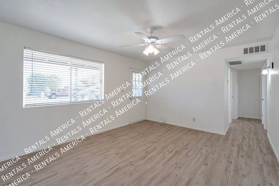 No carpet anywhere! — Photo 2