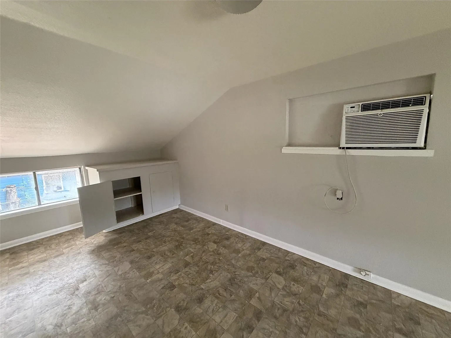 1 bed, 1.0 bath, 2016 sqft, $1,200 — Photo 2