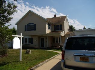 72 Hill Ln, Levittown, NY 11756