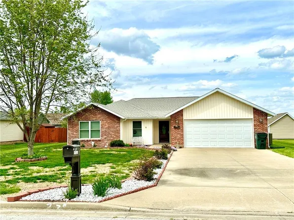 124 W Hardin Pl, Nevada, MO 64772
