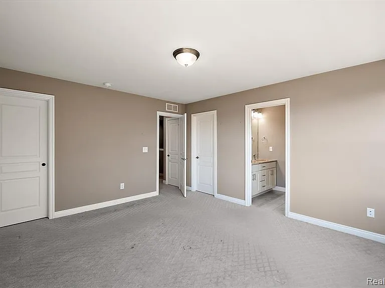 2877 Hartwick Dr — Photo 35