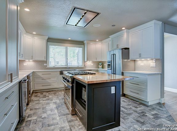 3rd image of 208 Lilac Ln