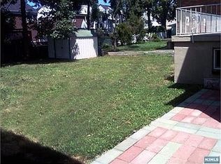 1055 Fairview Ln, Fort Lee, NJ 07024