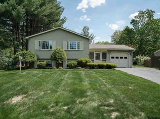 10 Briarfield Dr, Clifton Park, NY 12065