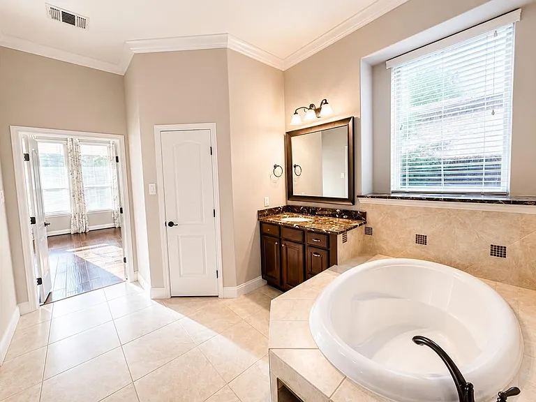 127 Lindenberry Cir — Photo 16