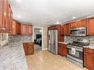 170 Boylston St, Warwick, RI 02889