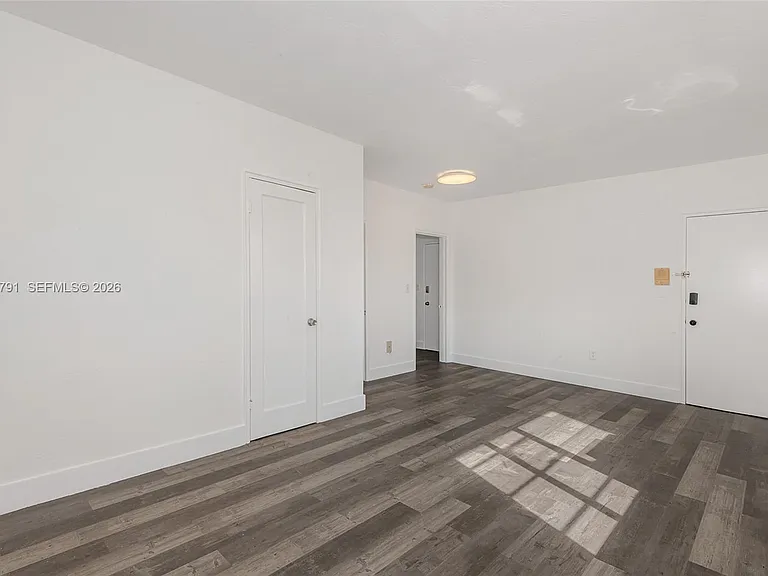 8340 Crespi Blvd #20 — Photo 2