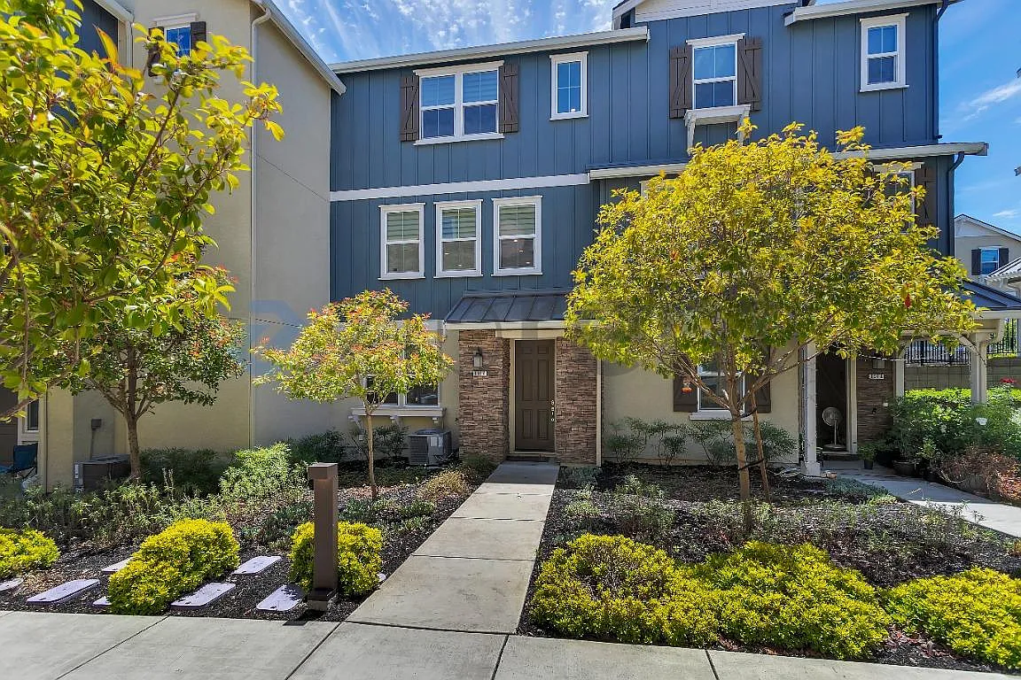 3 bed, 1994 sqft, $3,900 — Photo 3