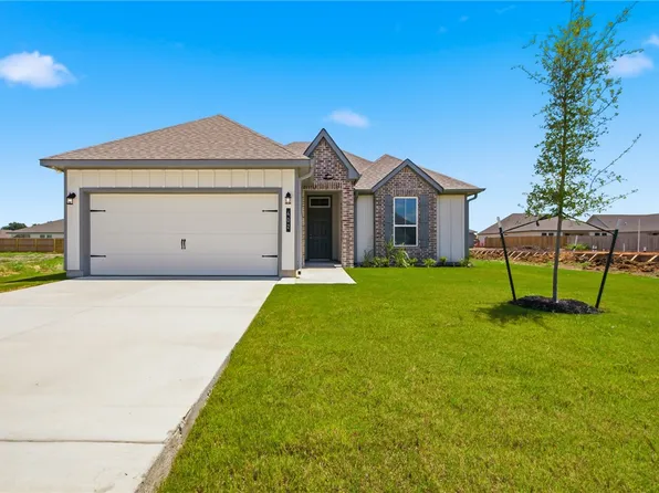 402 Harvest Lake Dr, Snook, TX 77878