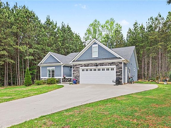 3rd image of 820 Sunset Pointe Dr