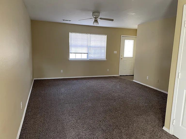 609 S Mulberry St — Photo 3