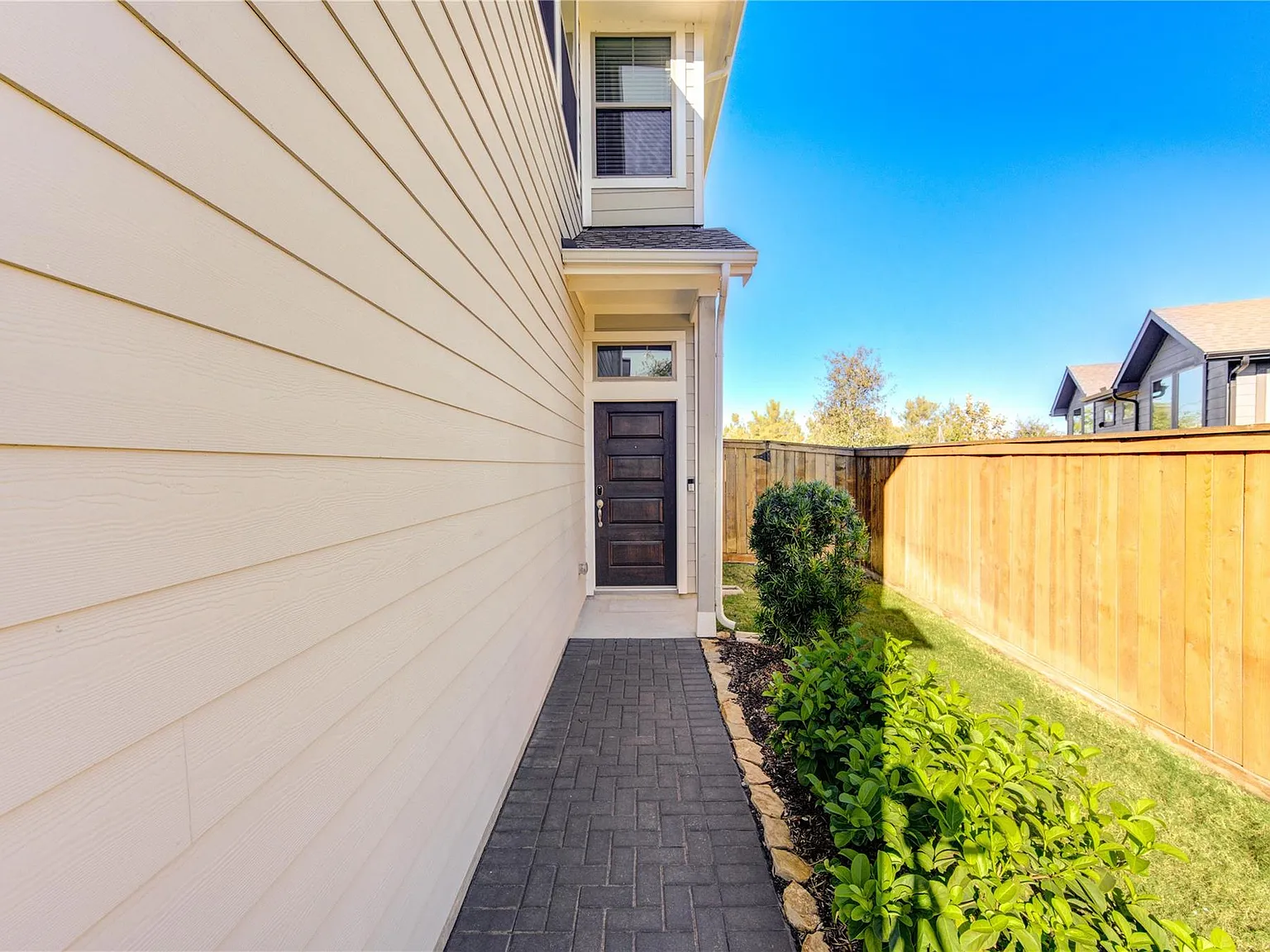 3 bed, 2.5 bath, 1802 sqft, $2,399 — Photo 3