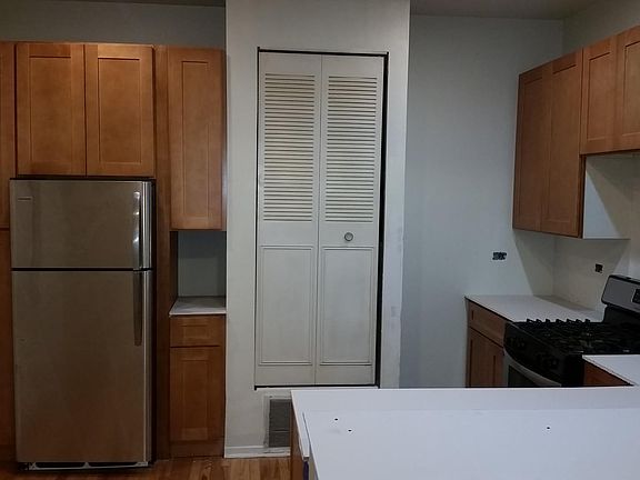 3rd image of 741 W Oakdale Ave APT 1