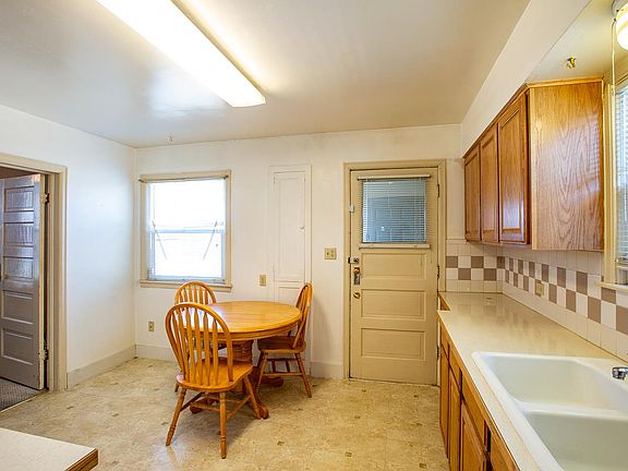 4th image of 2206 W Broadway Ave