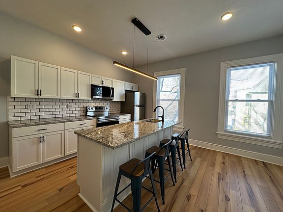 2nd image of 403 Oak St APT 4