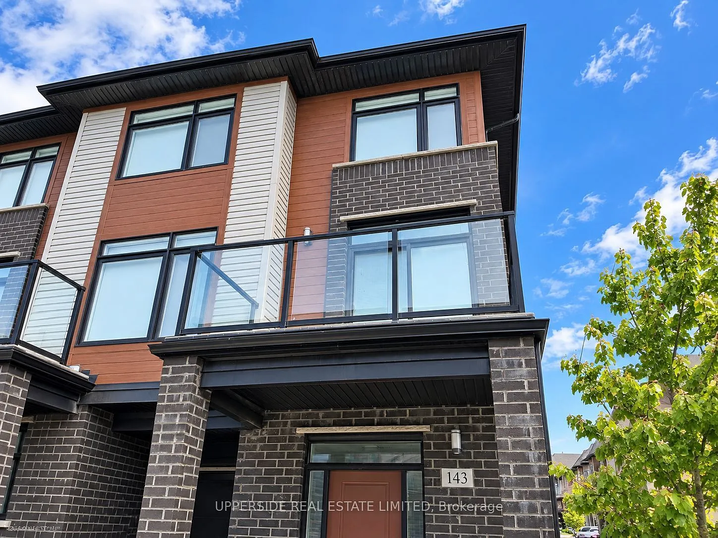 4 bed, $2,400 — Photo 1