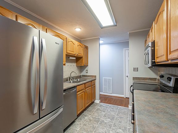 3rd image of 113 Baltrusol Ct