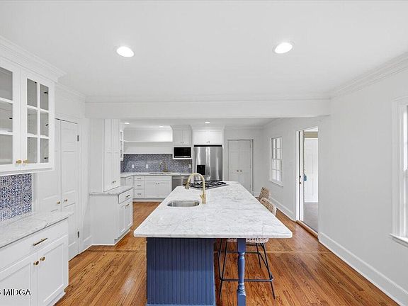5th image of 3561 Overlook Ave