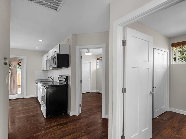 1027 Marion St NE — Photo 5