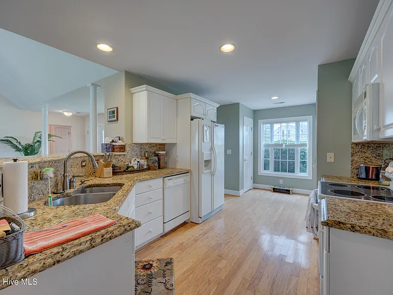 1511 Edgefield Ct — Photo 6